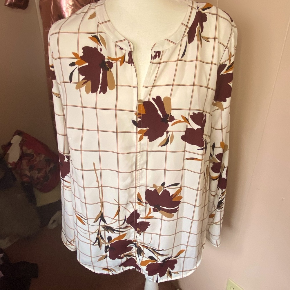 Great for Fall! Long sleeve dress blouse.